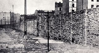 Muro del ghetto di Varsavia - Warsaw ghetto wall (Okopowa Street?) Foto pubblico dominio da Wikimedia