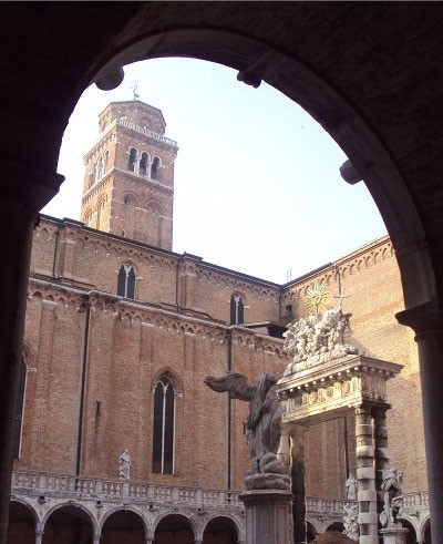 Veduta del chiostro della Ss.Trinità nel convento francescano di S.Maria dei Frari, sede dell'Archivio di Stato di Venezia.